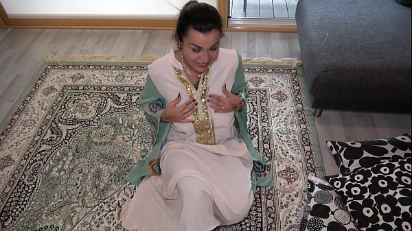 Arab Stepmom Dengan Pantat Besar Menggairahkan Dan Anak Tiri – Adegan Panas Arab – Kisah Nyata Seks Arab Terbaru