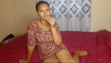 Ibu Menggoda Diri Di Kamar Tidurnya, Memamerkan Liang Basah Berwarna Cokelat Yang Menggairahkan