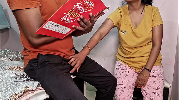 स्कूल की लड़की ने अच्छे नंबर पाने के लिए अपने ट्यूटर के साथ सेक्स किया