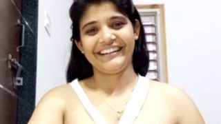 Kamal Ki Desi Ladki Apne Bade Bade Boobs Dikha Rahi Hai