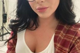 Macey Jade Menggoda Di Balik Tembok Yang Bolong