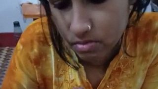 Putri Pembantu Desi Mengisap Kontol