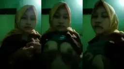 Ratna Bebasindo: Montoknya Payudara Bulat Dan Menggoda