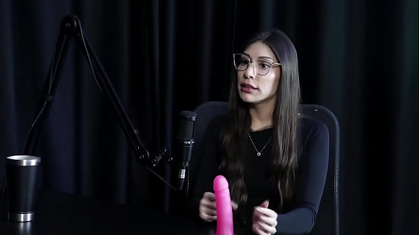 Melina Khalifa: Ibu Yang Dingin Di Ranjang, Tapi Liar Saat Deep Throat
