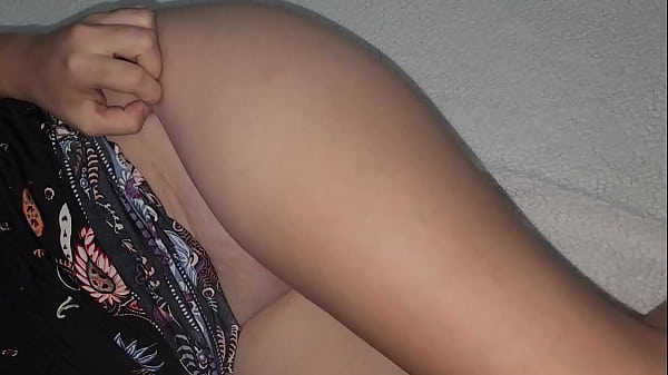 Adik Tiriku Yang Seksi, Pamer Pantatnya Saat Kami Nonton Tv