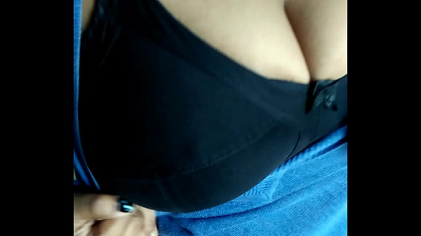 Desi Memamerkan Payudaranya Yang Menggoda
