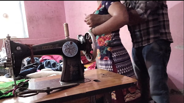 देसी भाभी को सिलाई करते हुए अंकल ने जमकर चोदा