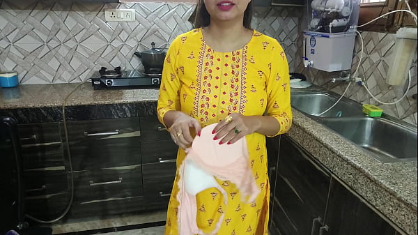 Desi Bhabhi Bartan Dhote Hue Kitchen Mein Thi Jab Devar Ne Aake Kaha Bhabhi Aapka Rasila Chut Chahiye, Degi Kya?