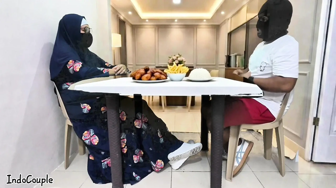 Guru Sekolah Hijab Muslim Pergi Untuk Kencan Dengan Bintang