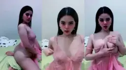 Paha Mulus Dan Payudara Menggoda Bikin Host Ganteng Tak Kuasa Menahan Diri