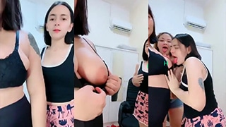 Saling Menjilat Puting Payudara Host