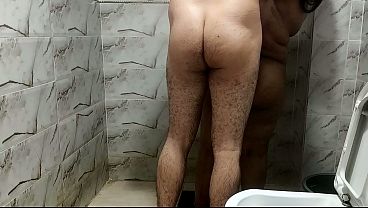 مصري شرموط ينيكني في حمام بيتي مقابل زيادة راتبي