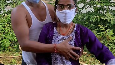 Desi Gaya Bhabhi Padosi Ka Badan Chhed Rahi Hai