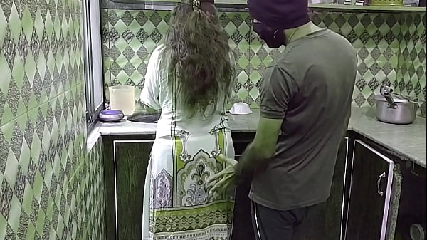 Bhabhi Kesepian Digituhin Di Dapur Sambil Masak, Rintihan Mesra Bikin Greng