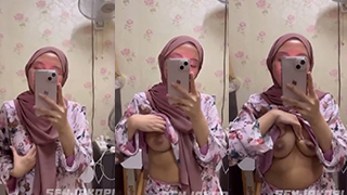 Hijab Nakal, Toket Besar Nempel Di Kaca Depan.