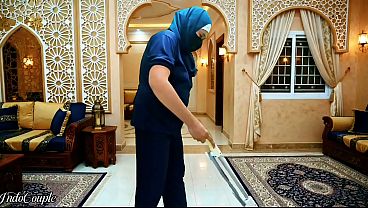 Bantu Majikan Jilbab Disuruh Nyesep Kontol Majikan Sampe Habis