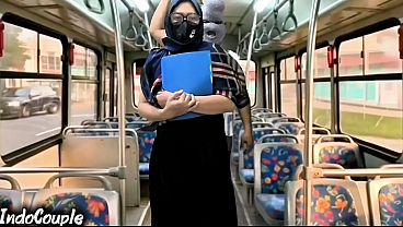 Istri Muslim Pulang Kampus Naik Bus Sendirian, Langsung Digaruk Orang Asing Di Balik Hijabnya.