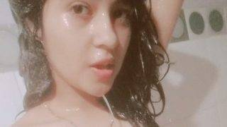 Cewek India Basah Kuyup Di Kamar Mandi, Selfie Bugil Bocor