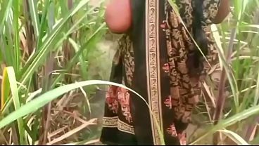 Ibu Dan Anak Tiri Ngentot Di Luar Rumah Kampung Bikin Basah Kena Angin