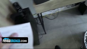 Gadis Latin Mungil Menggoda Ayah Tirinya Dengan Tubuh Seksi Dan Menggairahkan.
