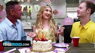Anak Tiri Mungil Dengan Toket Alami, Daisy Lavoy, Menggoda Dan Naik Ke Atas Kontol Bapak Tirinya.