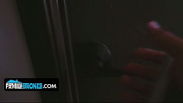 Montok Step-sis Layla London Biarin Kontol Kakak Tiri Ngebut Di Memek Sempit