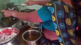 Ibu Rumah Tangga India Masak Seks Sama Pacar Di Dapur.