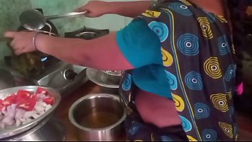 Ibu Rumah Tangga India Masak Seks Sama Pacar Di Dapur.
