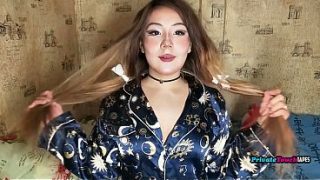 Gadis Montok Rusia Dengan Paha Besar Mainin Memek Sempitnya Pakai Dildo Yang Udah Masuk Dalem
