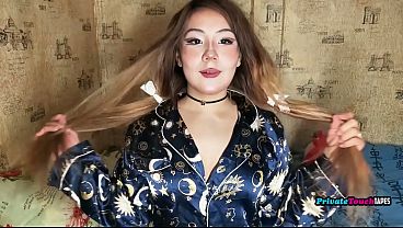 Gadis Montok Rusia Dengan Paha Besar Mainin Memek Sempitnya Pakai Dildo Yang Udah Masuk Dalem