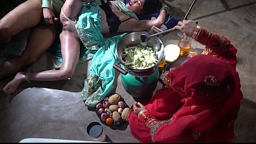 Ibu Tiri Dapur Xxx, Di Dapur India, Desi Step Mom, Bahasa Hindi, Desi Step Mom—mainin Dapur Dengan Gaya Nakal Dan Bikin Panas.