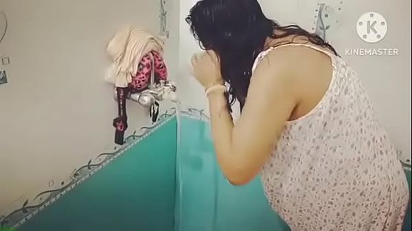 Desi Lagi Mandi, Basah Kuyup, Bikin Ngiler.