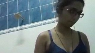 Cewek Tamil Perawat Buka Baju, Jari-jari Masuk Ke Memek Bulu Lebat.