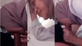 Cewek Ukhti Senyum Mesum, Langsung Ngemut Kontol.