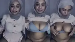 Hijab Abu-abu Sengaja Dipamerin, Toket Montok Sampai Bikin Ngiler.