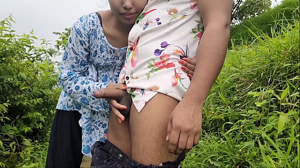 Desi Bhabhi Ko Khet Mein Chodne Ka Maza Hi Alag Hai