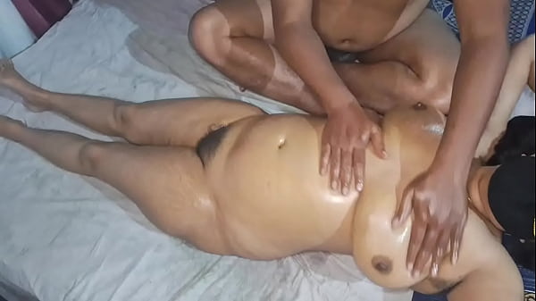 Desi Indian Hot Bhabhi Digebukin Pijat Telanjang, Ngeces Lihat Kontol.