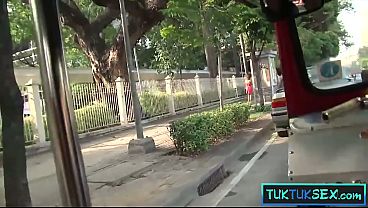 Ibu-ibu Thailand Digondol Di Tuk-tuk, Langsung Naik Kontol Gede.