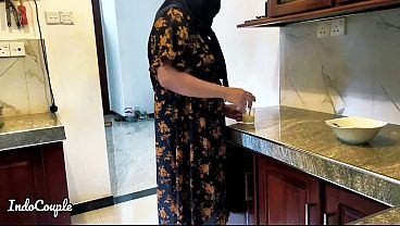 Enak Banget Laki-laki Tukang Beberes, Ngiler Minum Susu Tetek Dari Tante Seksi Asia.