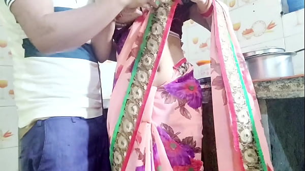 देसी भाभी बर्तन धो रही थी, तभी देवर ने आकर बोला: भाभी, तेरी चूत चाहिए, देगी क्या? हिंदी ऑडियो।