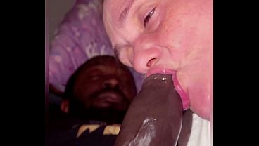 Ibu Tiri Hisap Kontol Hitam Besar Anak Tirinya Pakai Empeng