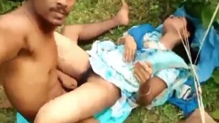 Desi Mesum Ngentotin Pacar Orang Di Semak-semak