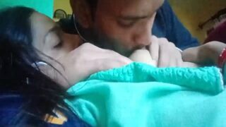 Ngemut Tetek Istri Temen Yang Seksi Dan Desi, Bikin Gregetan