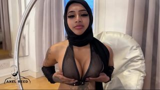 Gadis Arab Berhijab Digebukin Sama Cowok Kekar Sampai Meraung-raung.
