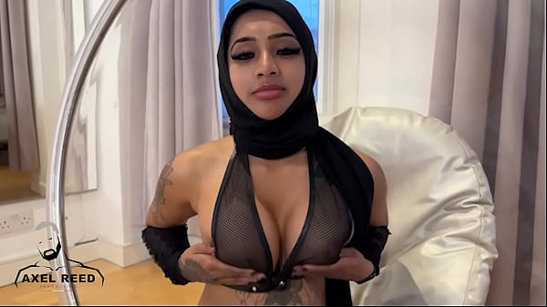 Gadis Arab Berhijab Digebukin Sama Cowok Kekar Sampai Meraung-raung.