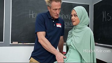 Hr Gadis Arab Digeboy Sekantor Bareng Temen-temen