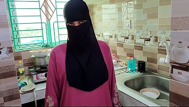 Suami Selingkuh Ngewe Pembantu Hijab Pas Rumah Kosong, Crot Di Dalem.